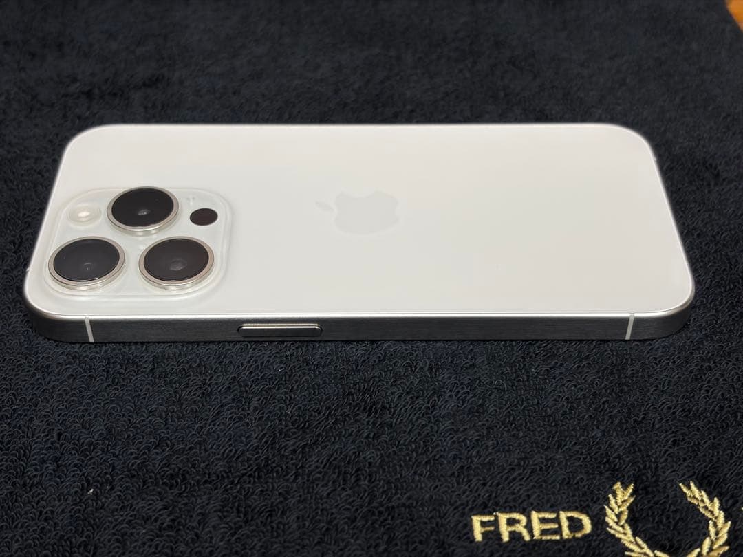 新品同様品 iPhone 15 Pro 256gb ホワイトチタニウム