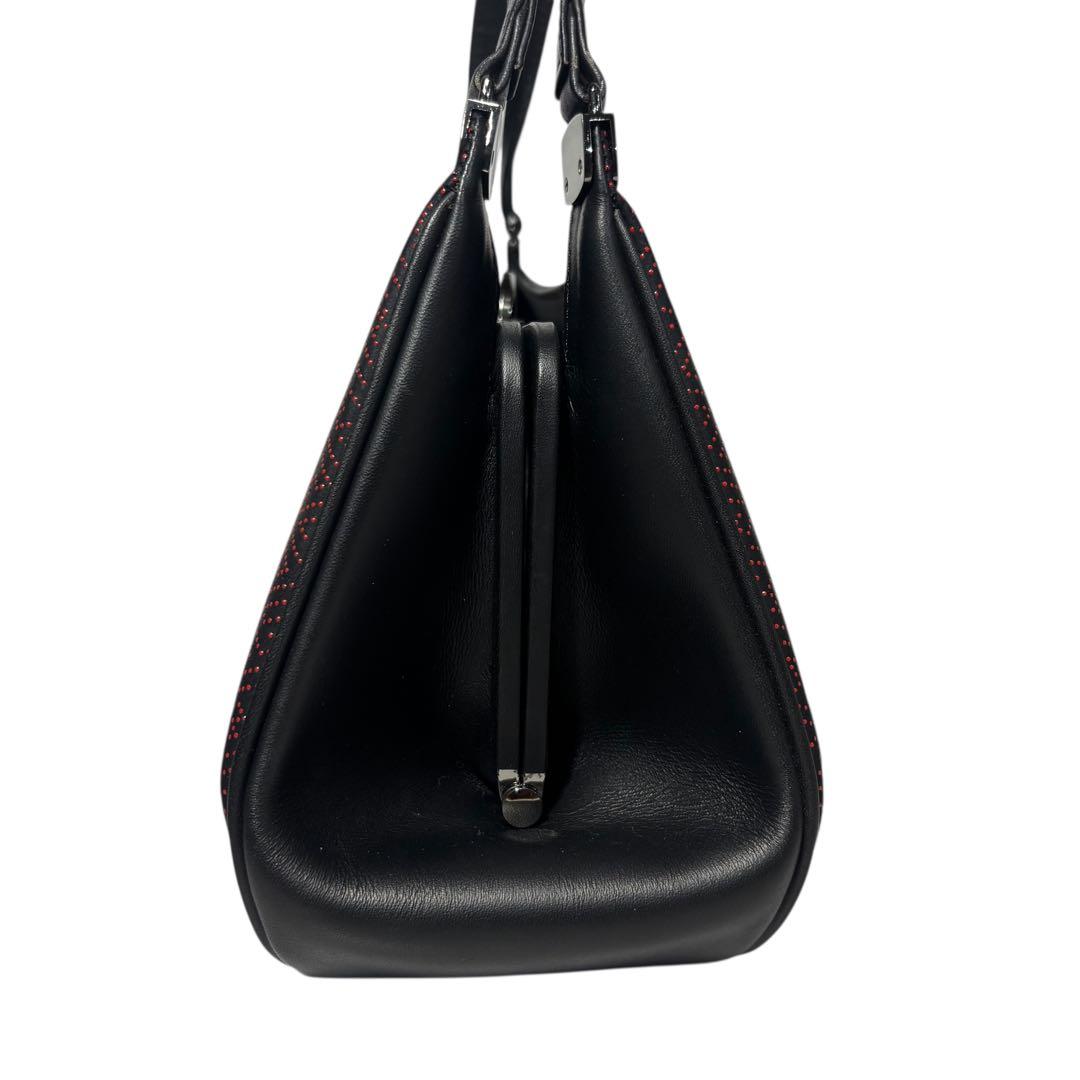 印傳屋　ハンドバッグ　鹿革　レザー　がま口　黒地/赤漆　紗綾形模様　甲州伝統工芸