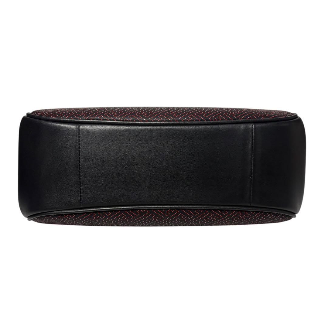 印傳屋　ハンドバッグ　鹿革　レザー　がま口　黒地/赤漆　紗綾形模様　甲州伝統工芸