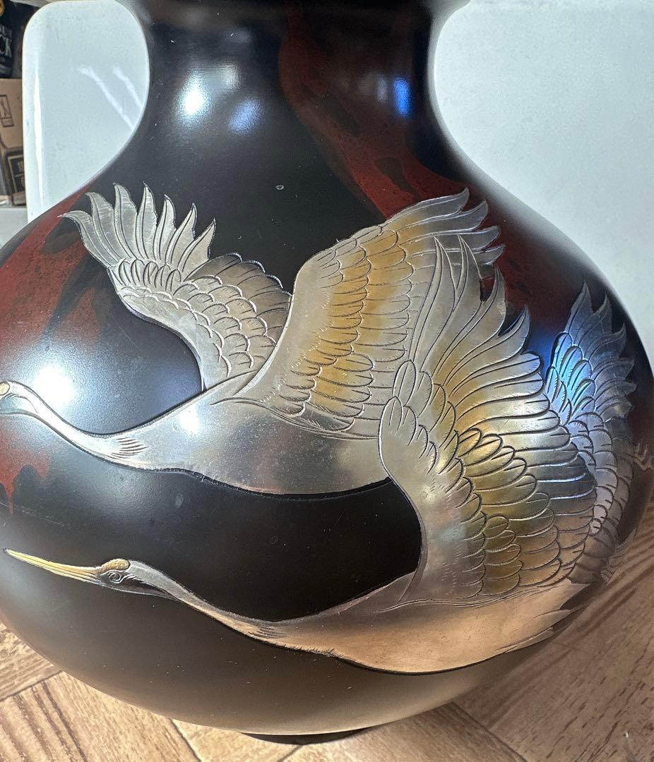 鶴の浮彫り黒い花瓶