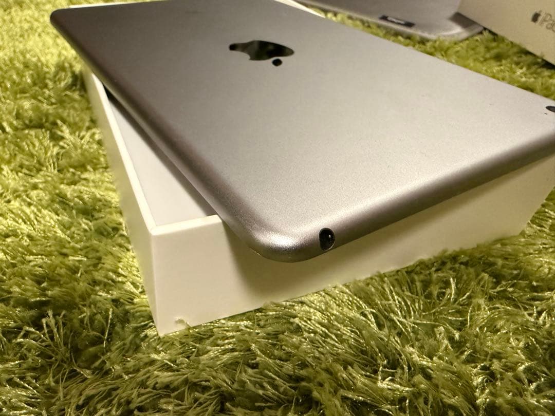 Apple iPad mini 4 128GB simフリー　シルバー