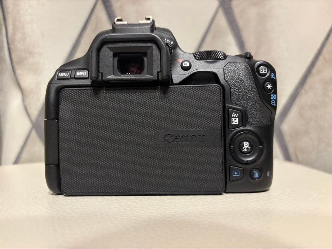 Canon EOS Kiss X10 デジタル一眼レフカメラ