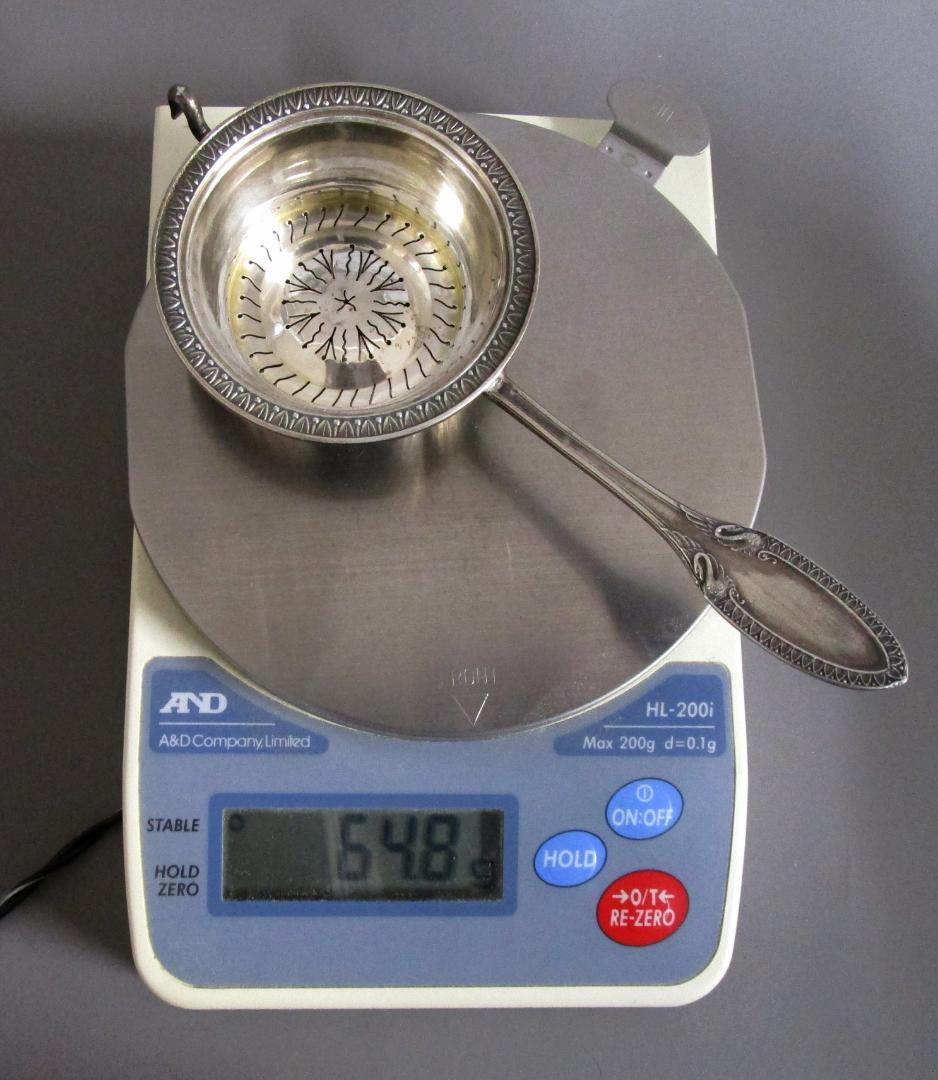 銀製品［ストレーナー 陶器受皿つき］刻印：ミネルヴァ　☆V