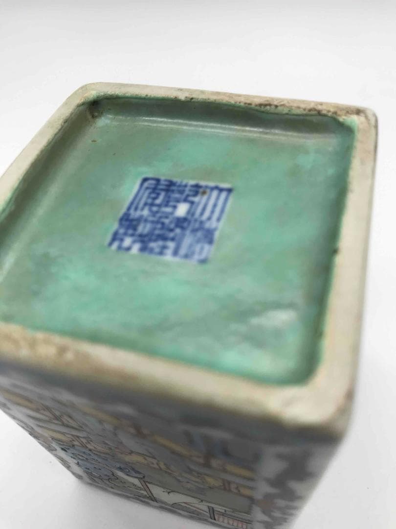 清乾隆時代　【大清乾隆年製】在銘　粉彩琺瑯彩松石緑釉人物文四方筆筒 (F-17)