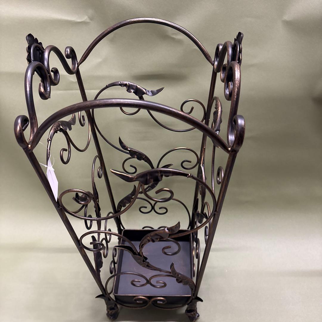 装飾的な金属製傘立て