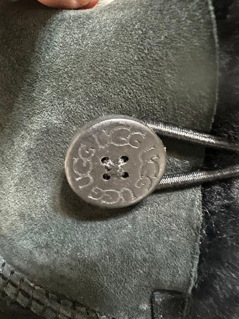 3*1様 UGG黒 スエード ボタン付き ショートブーツ