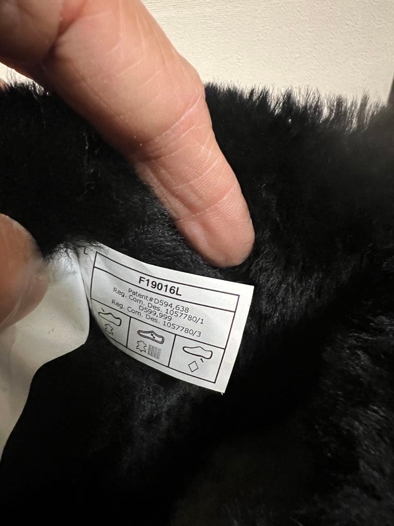 3*1様 UGG黒 スエード ボタン付き ショートブーツ