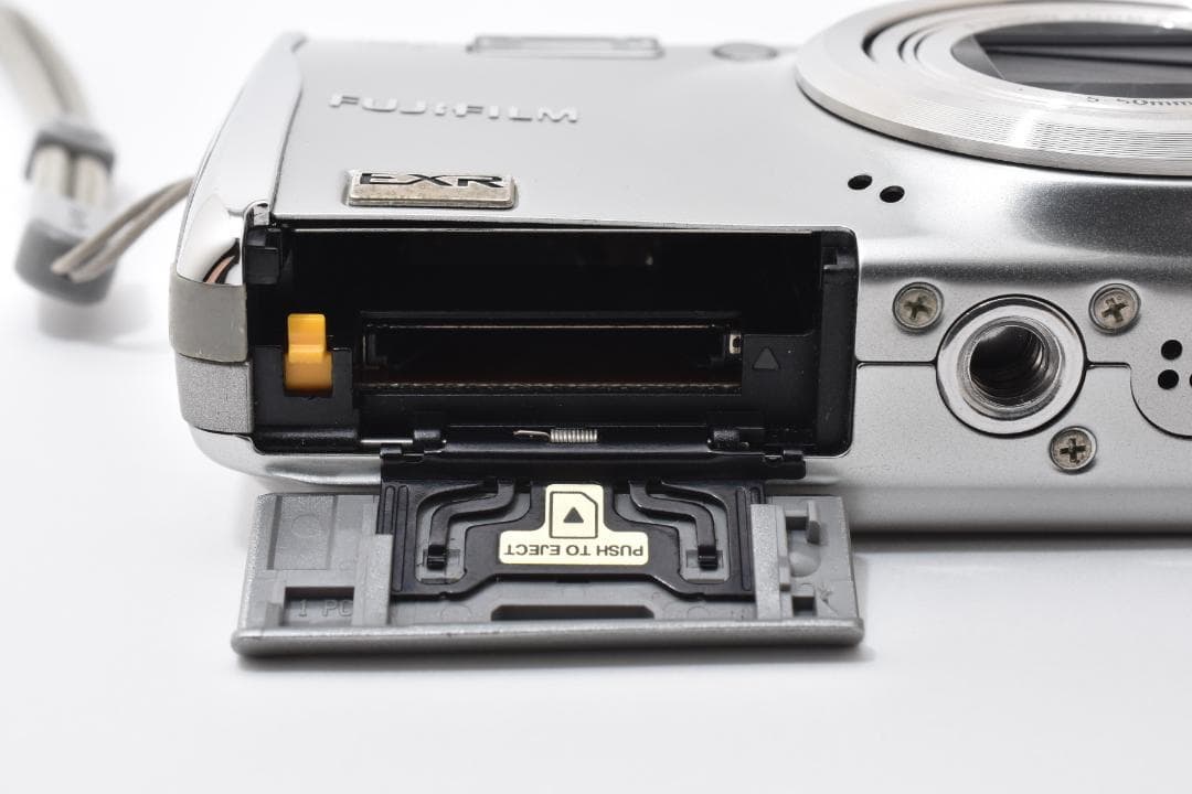 フジフィルム　FUJIFILM Finepix F70EXR シルバー