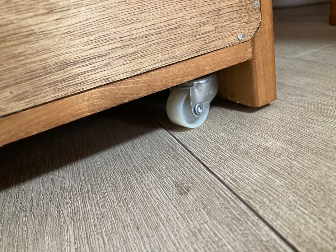 カントリー　コロ付き木製家具　テレビ台