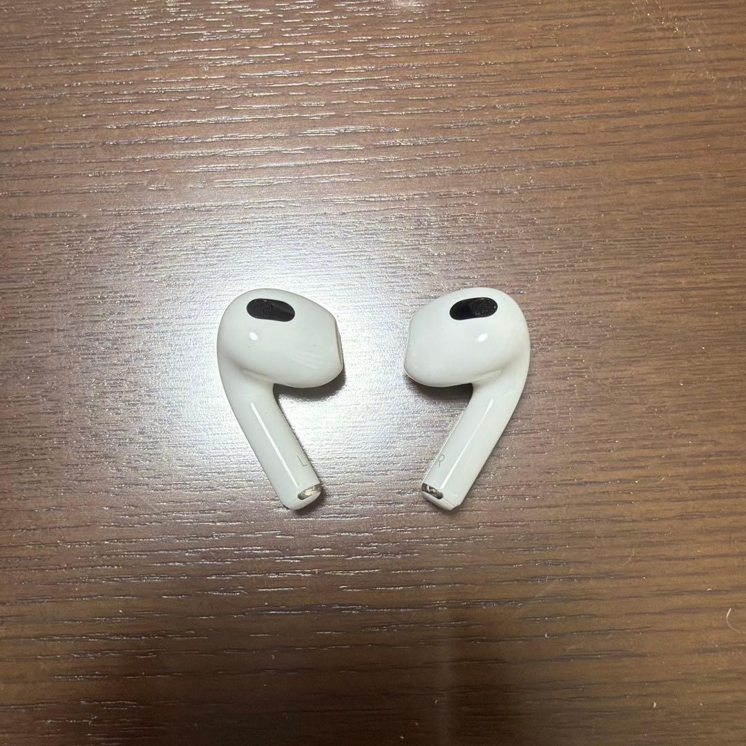 AirPods本体 ホワイト 充電ケース付き　第3世代　1カ月使用のみ