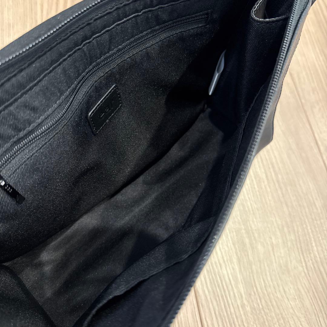 ear パピヨネ◾️本革　軽量470g ボディバッグ 黒 ドット柄ストラップ◾️