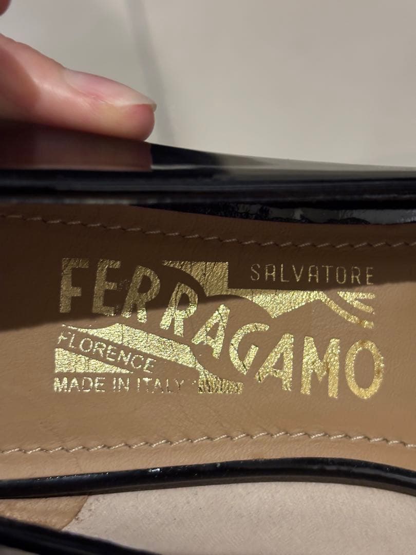 FERRAGAMO ブラックフラットシューズ