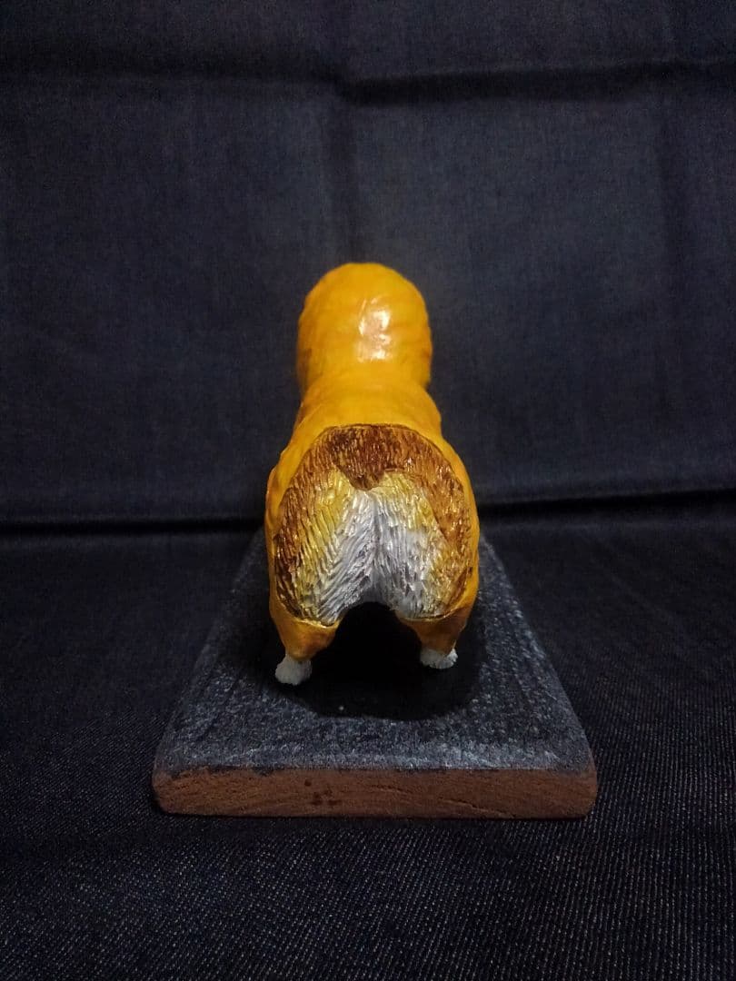 木彫りのコーギー 雨の散歩