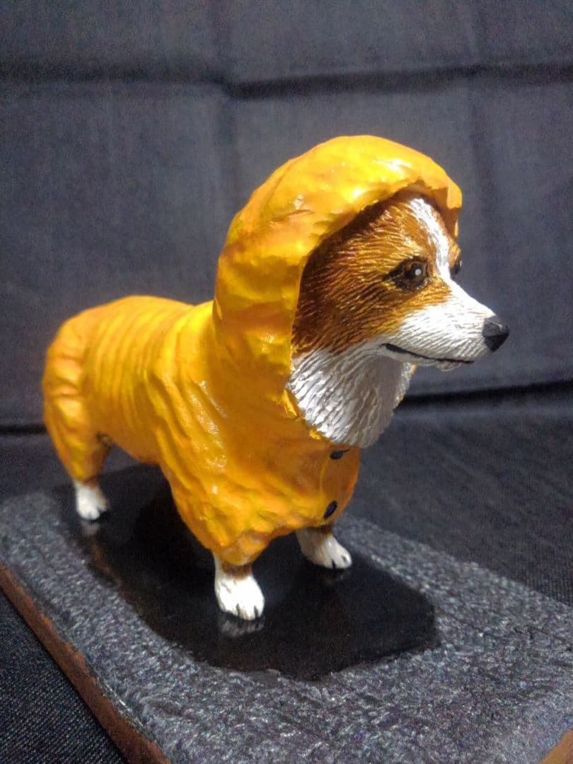 木彫りのコーギー 雨の散歩