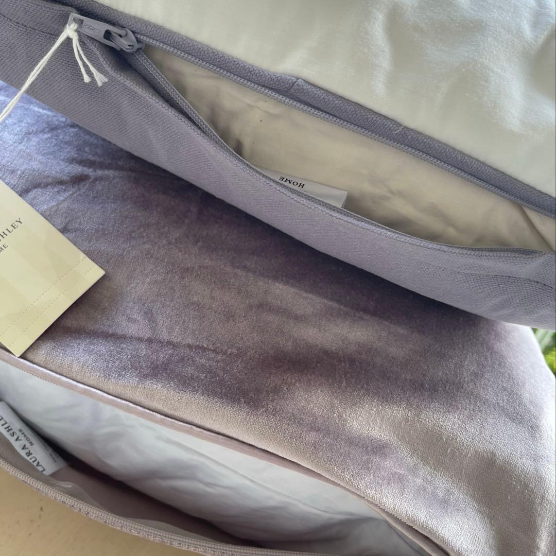 [セット]ローラアシュレイ 刺繍クッション＋ベロアクッション　フェザーin 新品