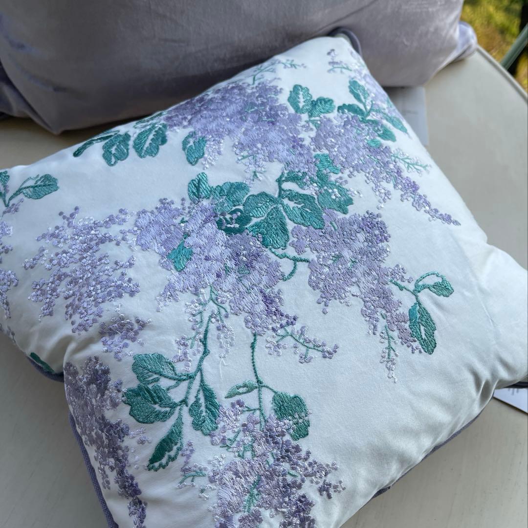 [セット]ローラアシュレイ 刺繍クッション＋ベロアクッション　フェザーin 新品