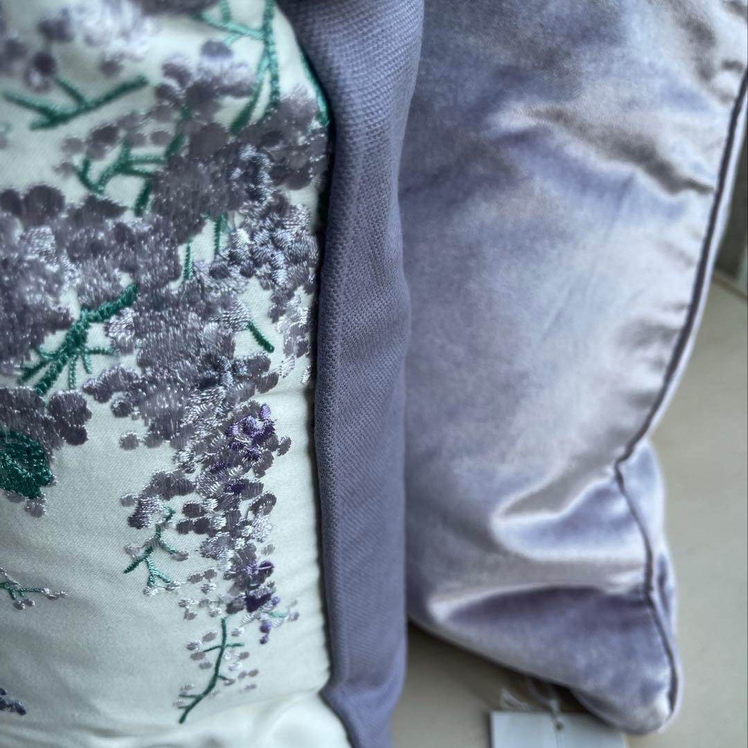 [セット]ローラアシュレイ 刺繍クッション＋ベロアクッション　フェザーin 新品