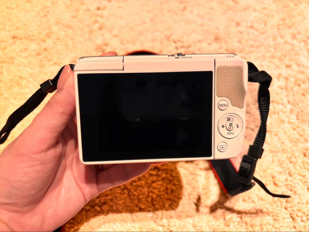 【値下げ】Canonミラーレス一眼カメラ　EOS M10 ホワイト