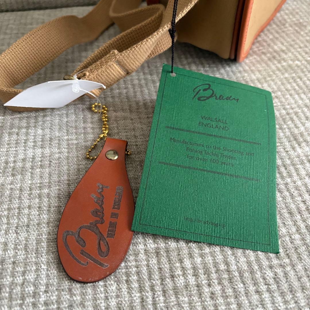 新品未使用*Brady ブレディ AIRE ショルダーバッグ カーキ 匿名配送