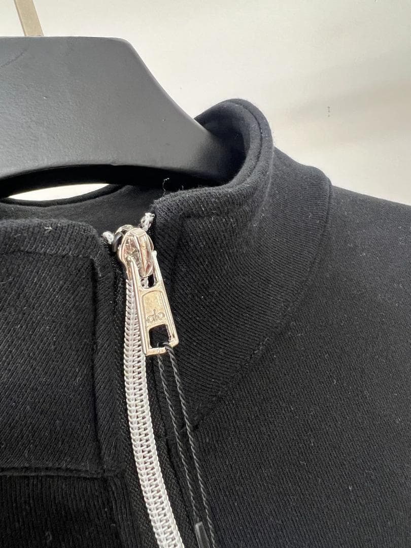 ALO ジップアップスウェット ブラック ミニマルデザイン