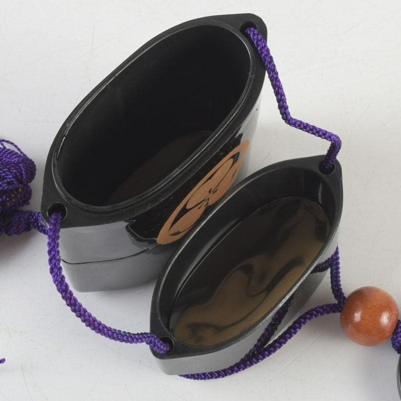 時代提げ物　黒漆　丸に片喰蒔絵　印籠　薬入　根付　緒締め玉　C　9446