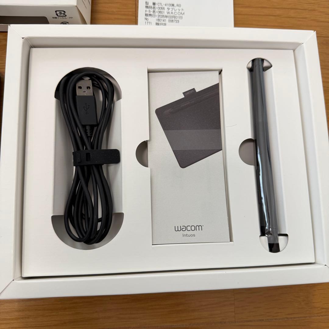 ほぼ新品 Wacom Intuos ペンタブレット 本体　ペン ワコム