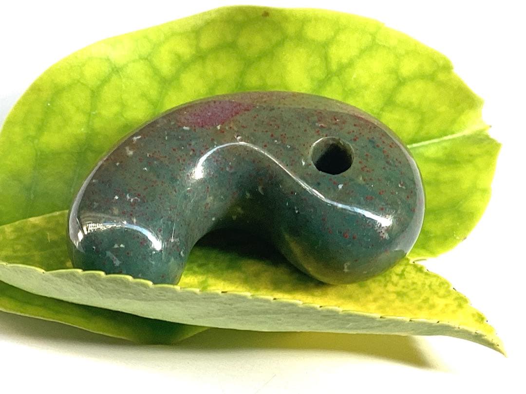 ✳20万円以上の品　赤斑文点入り1点物　出雲青緑【碧玉】勾玉　鑑別書付き半額以下