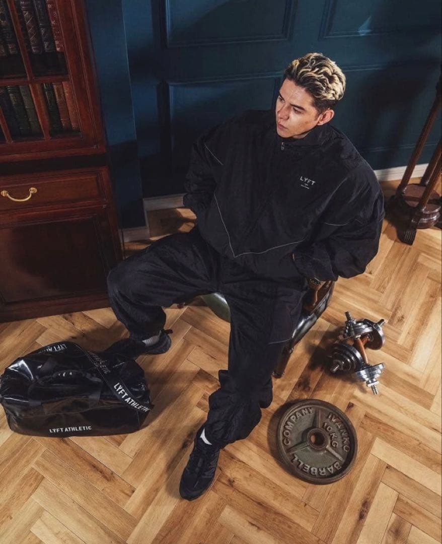 LYFT★黒Ｍ★V-FORM TRACK JACKET、ナイロンジャケット、限定