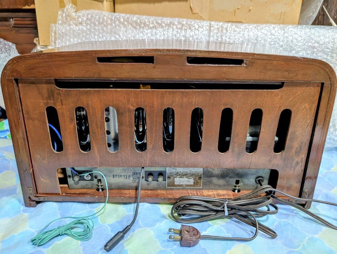 家族団らん昭和レトロ真空管ラジオ　マツダ614A　bluetooth