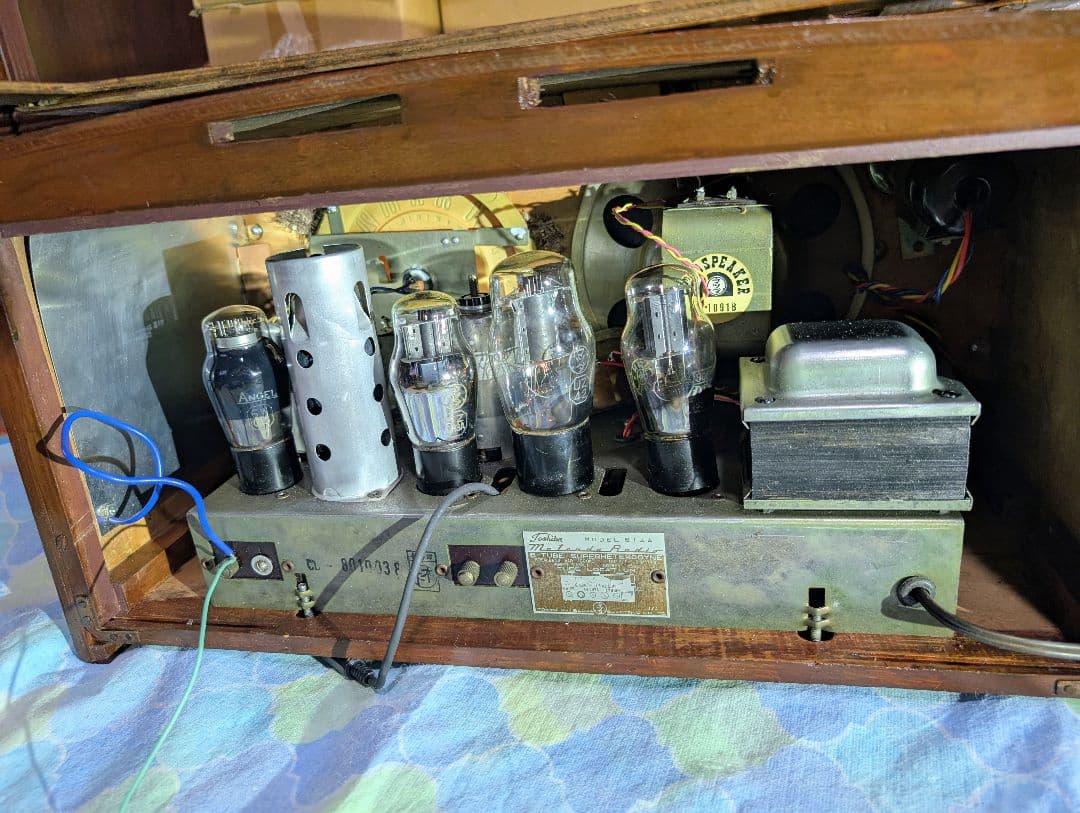 家族団らん昭和レトロ真空管ラジオ　マツダ614A　bluetooth