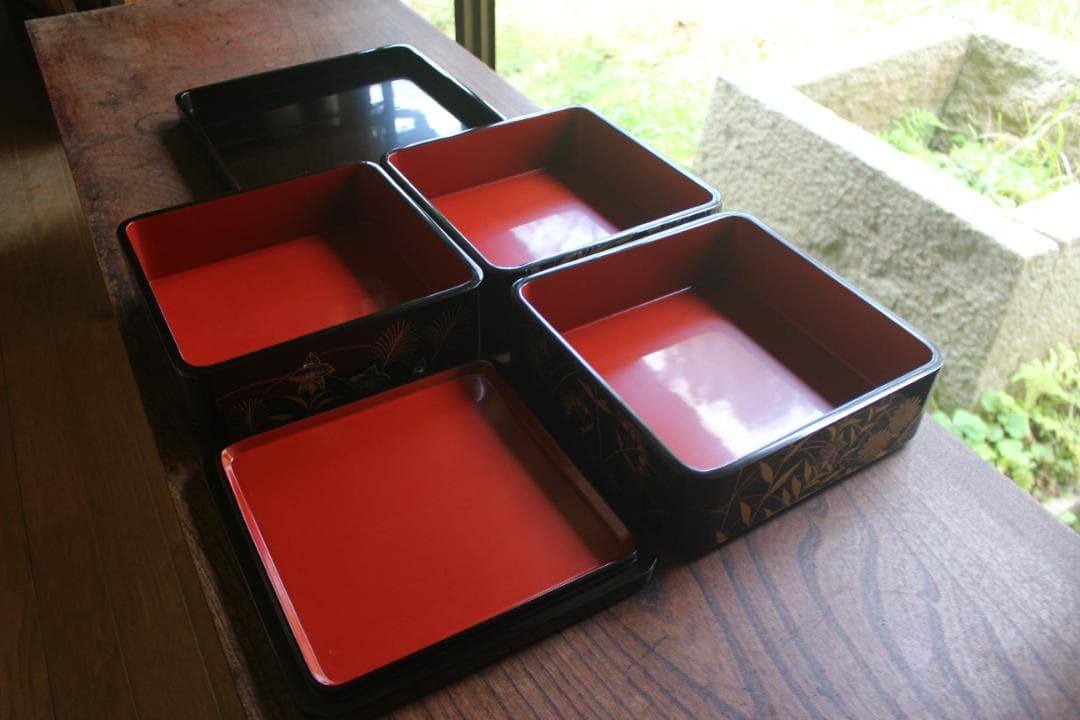 極小保管傷のみ！上質内朱黒漆に極上秋草螺鈿蒔絵の輪島塗台付三段重（検重箱お重