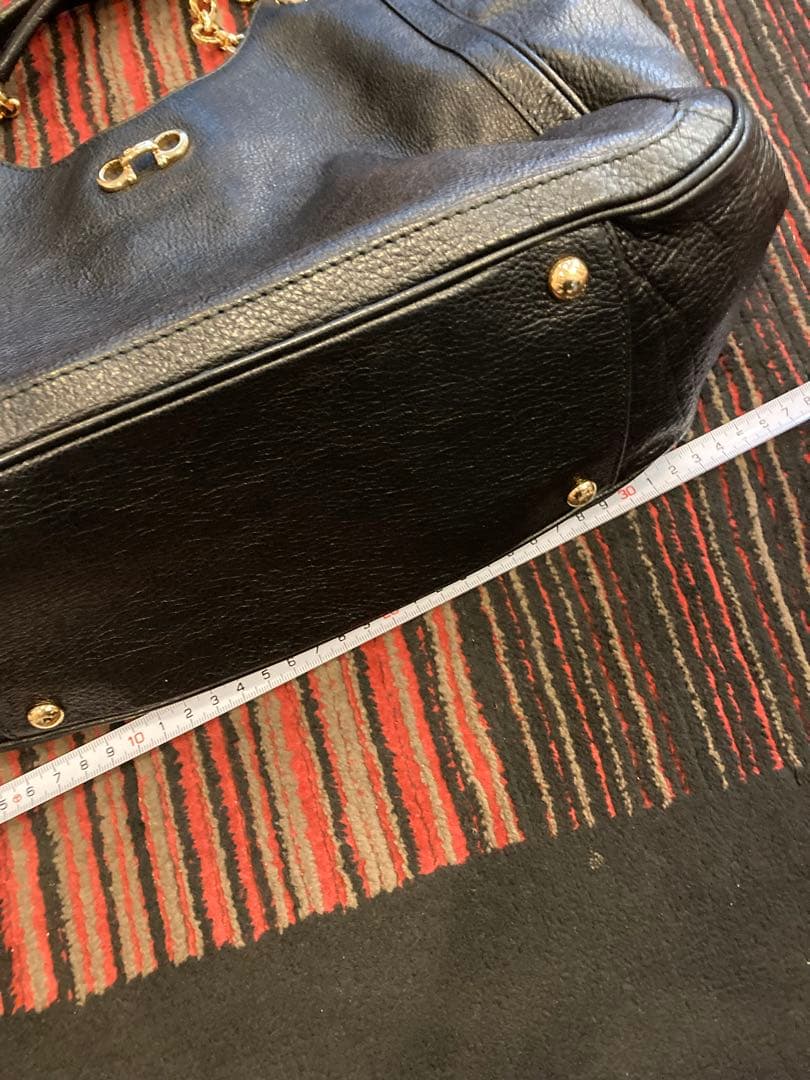 フェラガモ　黒レザー ハンドバッグ【ただし注意事項あり】