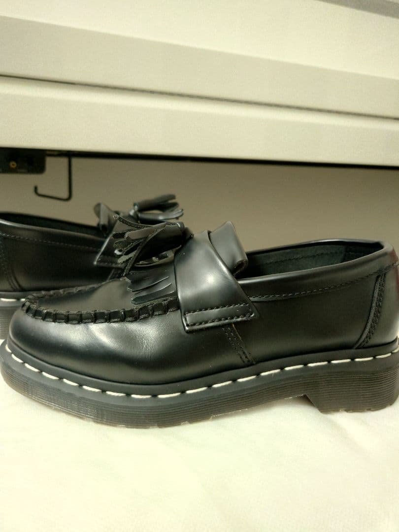 ドクターマーチン　エイドリアン　タッセル付き黒レザーローファー　白ステッチ