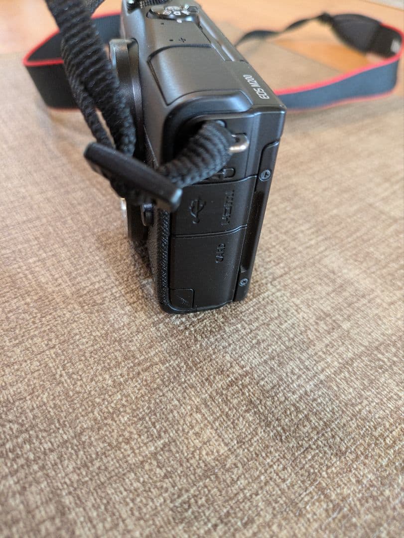 Canon EOS M200 バッテリーパック、レンズ、レンズカバー、充電器付き