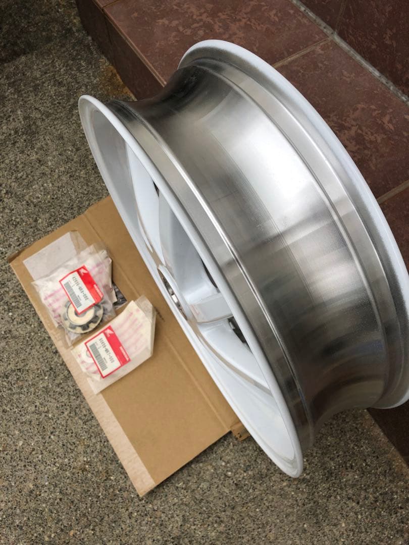 新品 NSR250R MC28 リアホイール 新品　純正スペンサー ワッシャー付