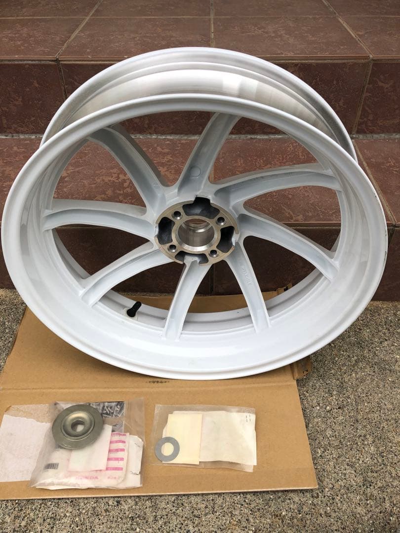 新品 NSR250R MC28 リアホイール 新品　純正スペンサー ワッシャー付