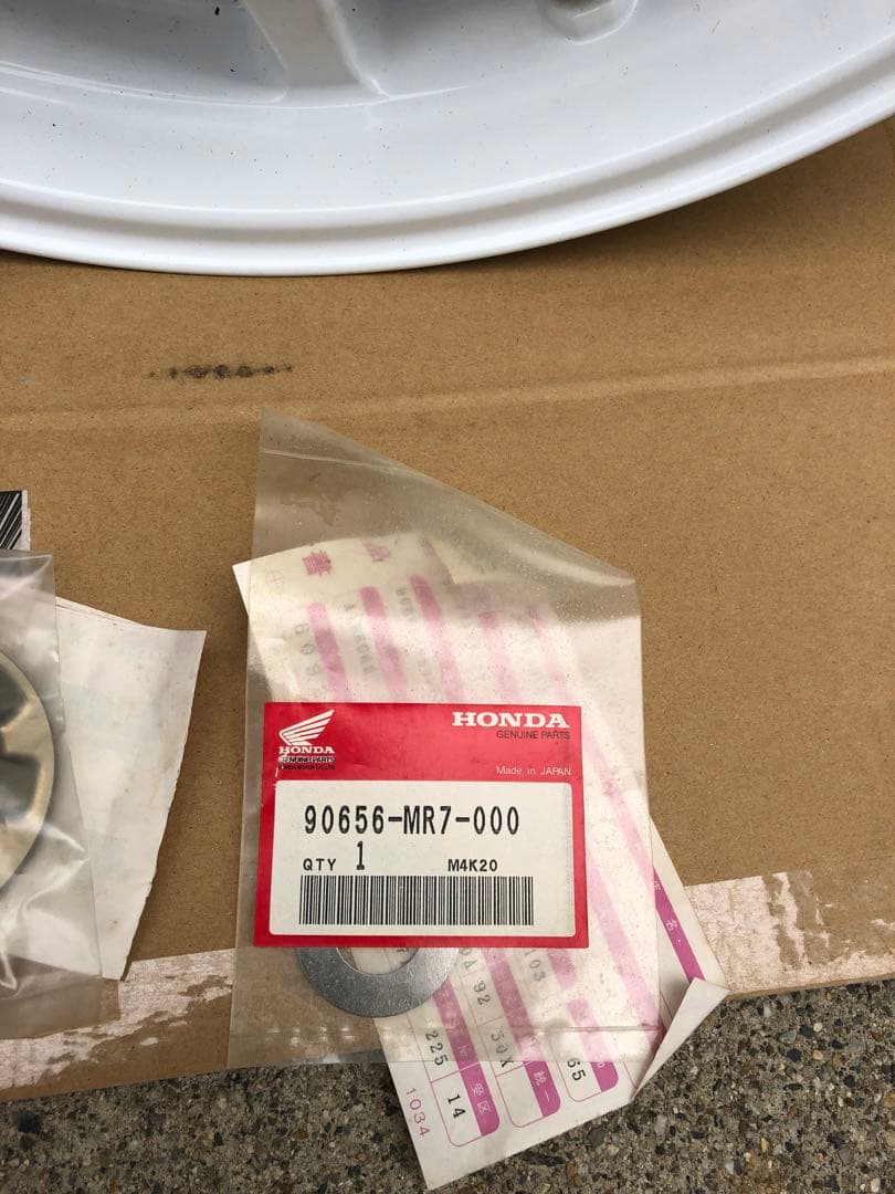 新品 NSR250R MC28 リアホイール 新品　純正スペンサー ワッシャー付