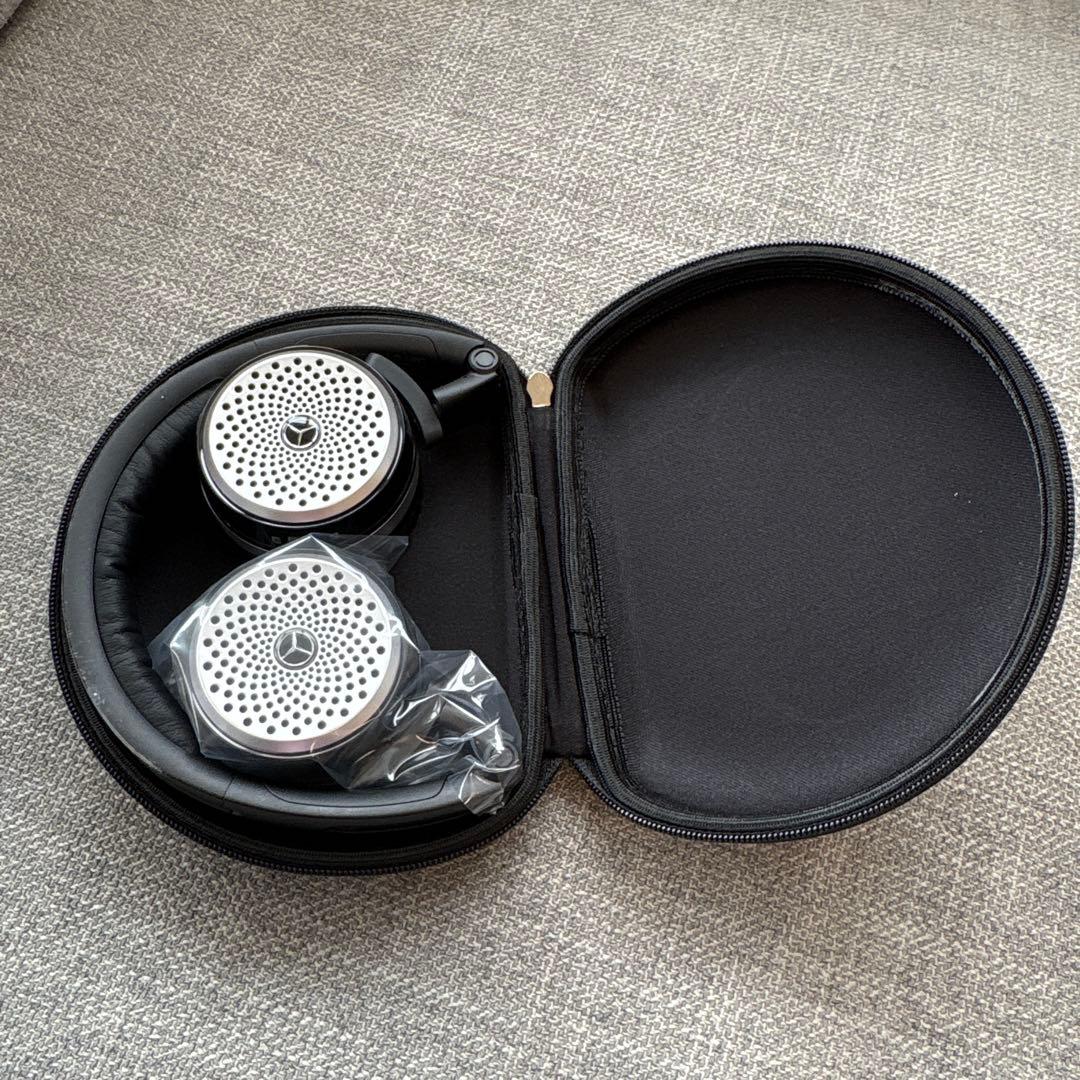 メルセデス・ベンツ ヘッドフォン ケース付き