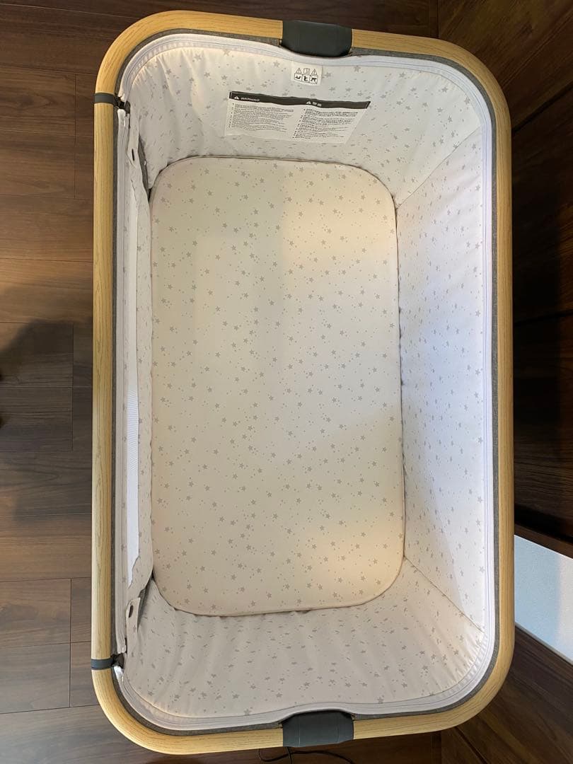 キャスター付きベビーベッド グレー