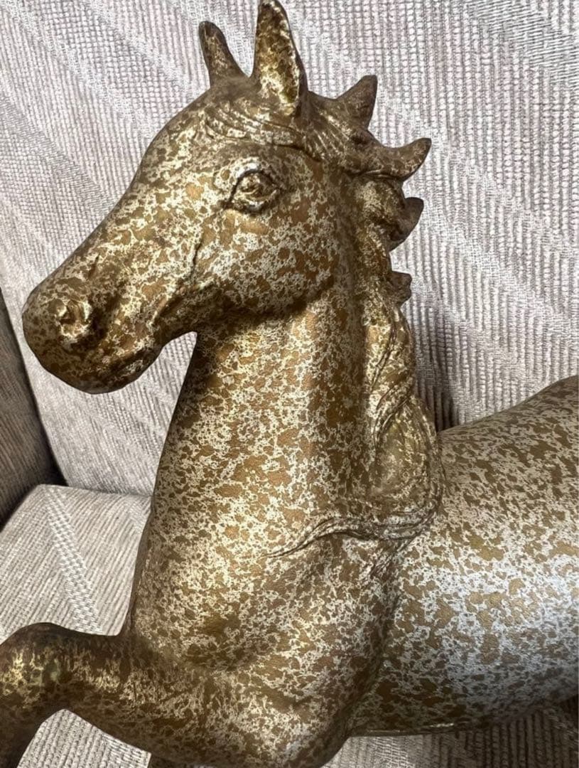 金色の馬の置物