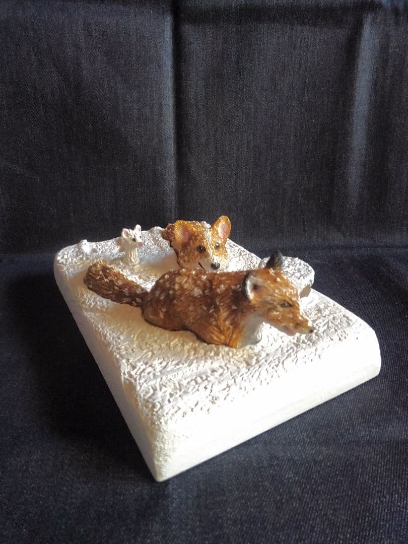 木彫りのコーギー 雪上のコーギーと狐