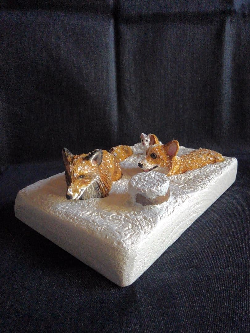 木彫りのコーギー 雪上のコーギーと狐