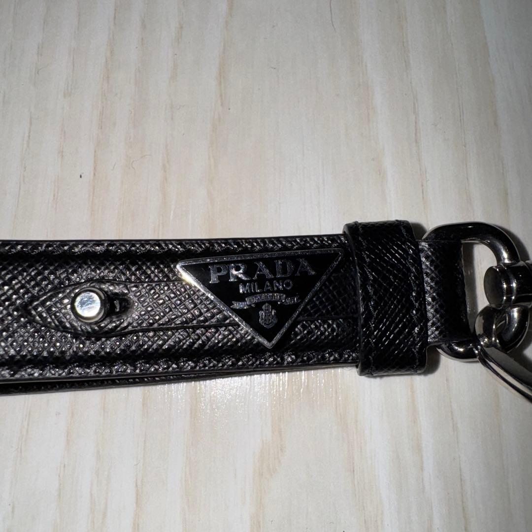 PRADA キーリング ブラック サフィアーノ レザー 三角プレート