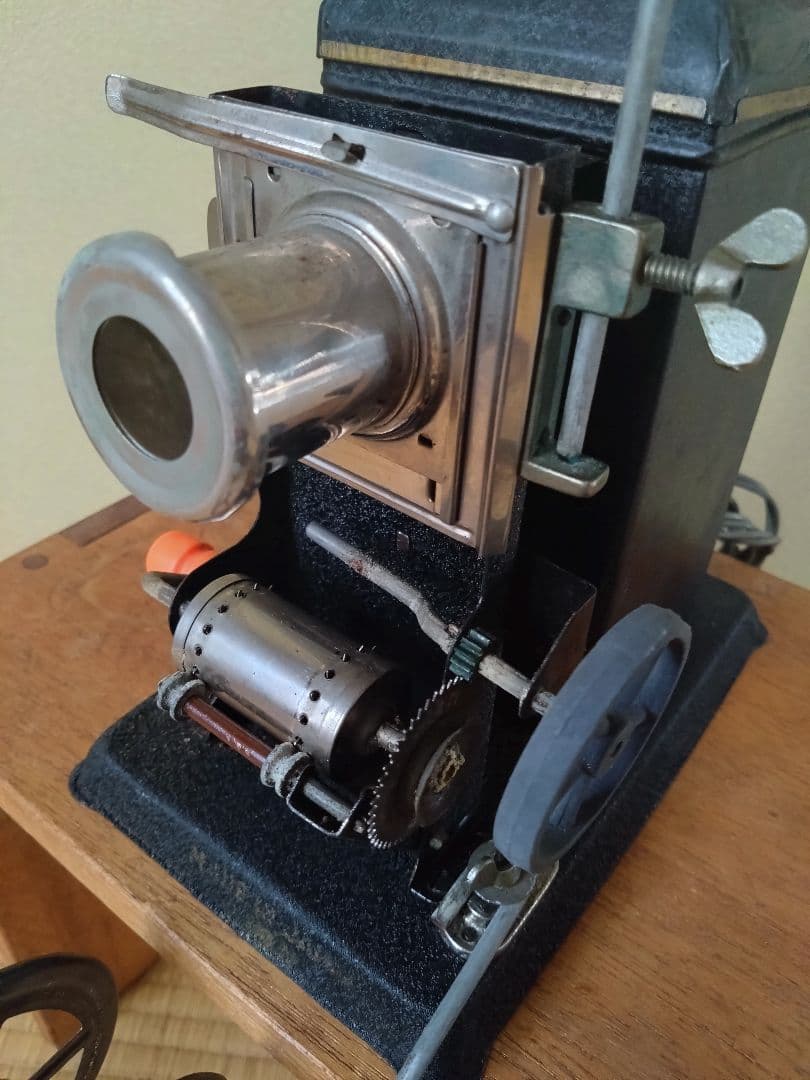 昭和レトロ　アンティーク　手動式映写機 と フィルム