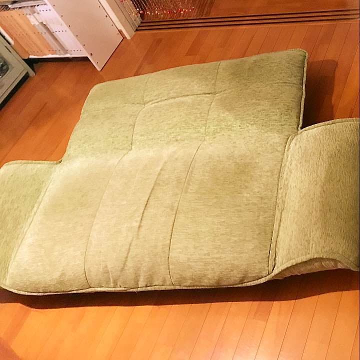 アームと背もたれは4段階で調整可能。足は取り外し可能。