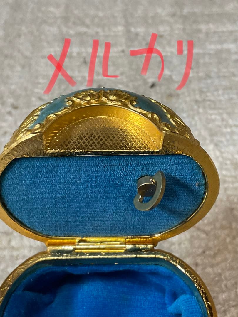 エッグ型のカメオ模様の小物入れ。【オルゴール付き、曲名は分からないです？】。