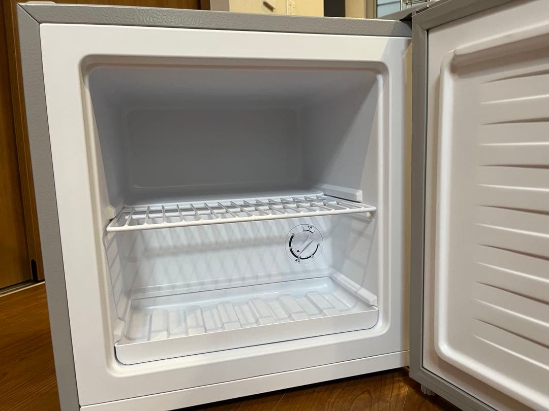 2025年製　コンパクト冷凍庫　31L
