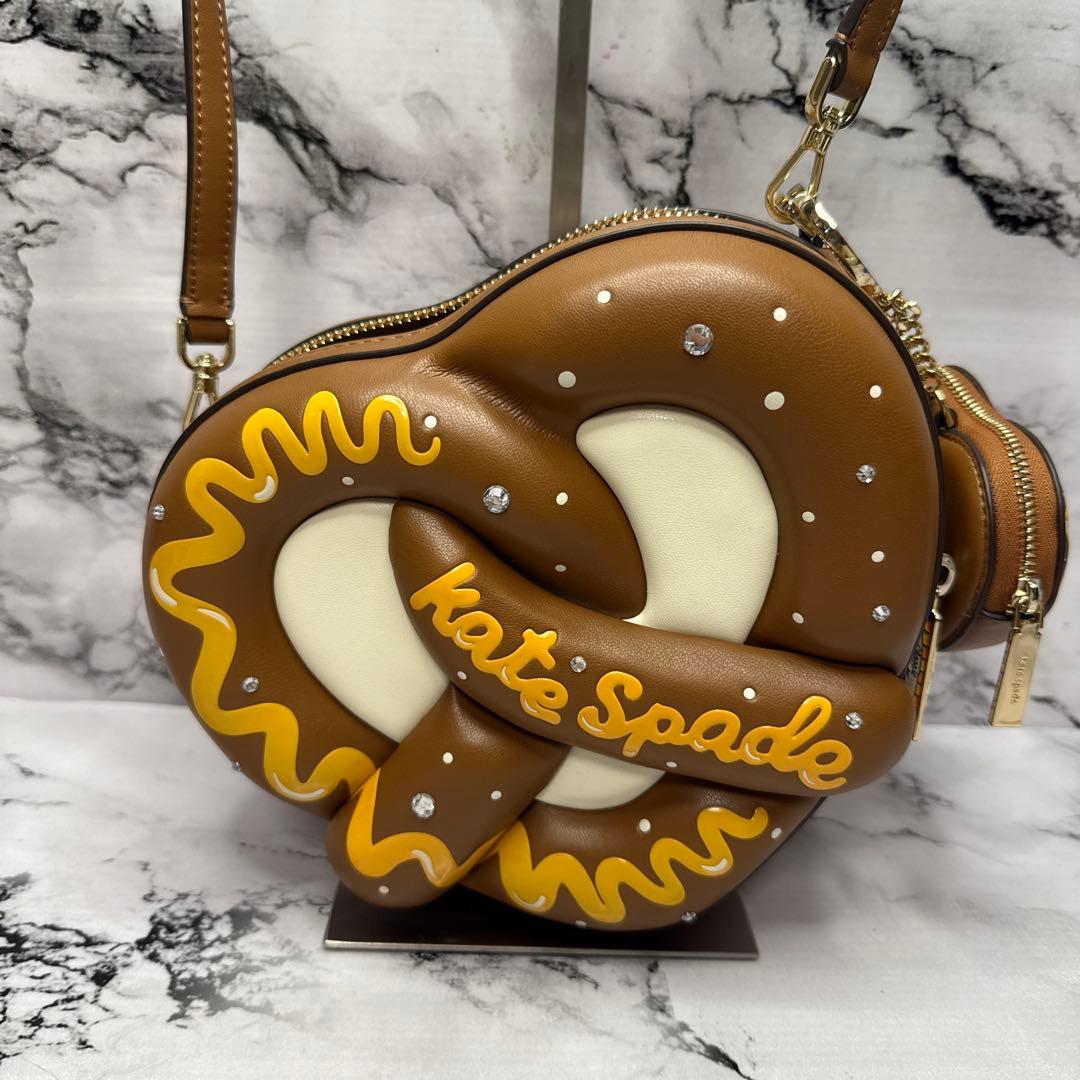 (未使用品)大人気、ケイトスペード、アップル 3D プレッツェル クロスボディ