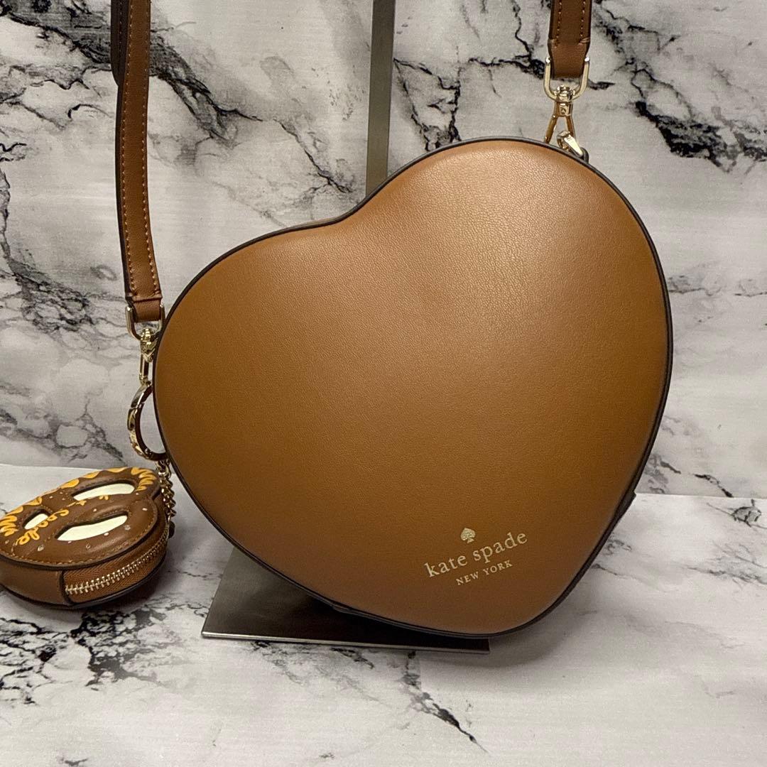 (未使用品)大人気、ケイトスペード、アップル 3D プレッツェル クロスボディ