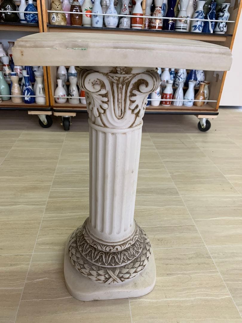 古典的な柱デザインの装飾テーブル　アンティーク調